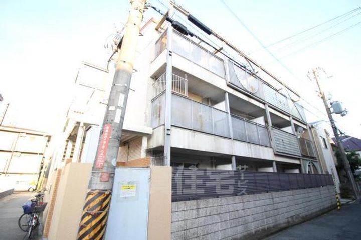 トラッディハウス服部の外観