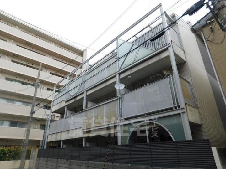 トラッディハウス服部の外観