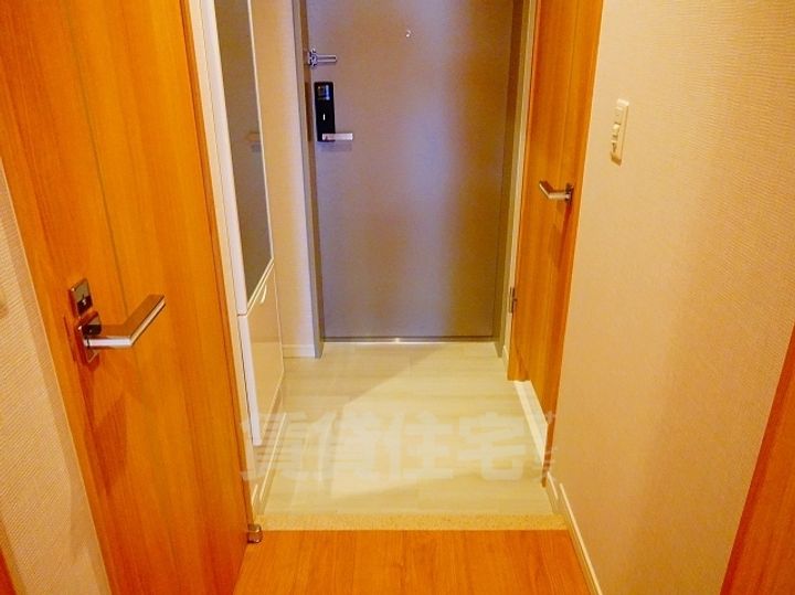 グランルクレ新栄イーストの玄関