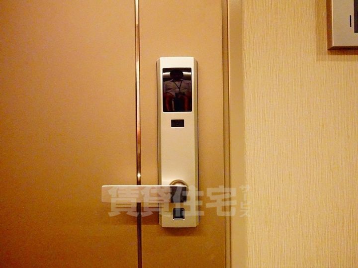 グランルクレ新栄イーストの玄関
