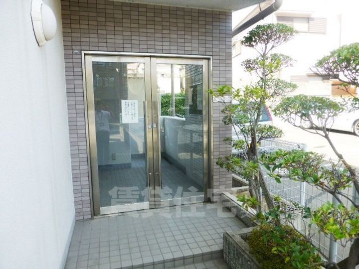 大阪府堺市堺区榎元町3丁の賃貸マンションの玄関