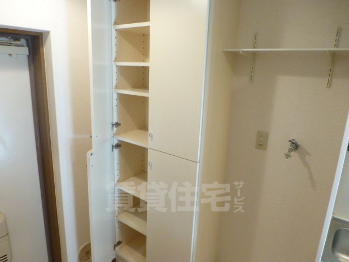 大阪府堺市堺区榎元町3丁の賃貸マンションの玄関