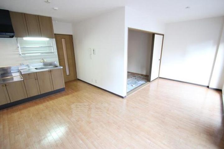 ロイヤルカーサ姫里の居間