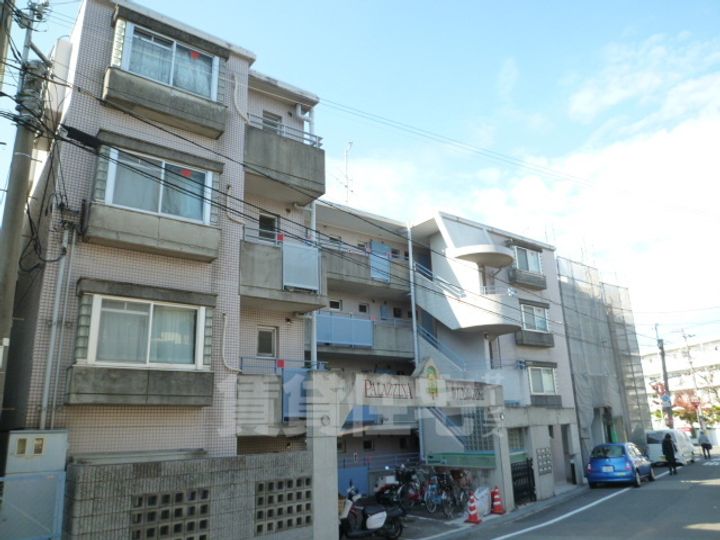 PALAZZINAエスタ蛍池の外観