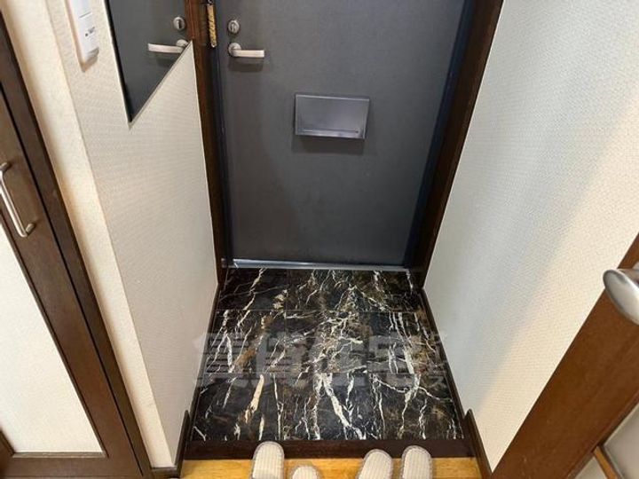 PALAZZINAエスタ蛍池の玄関