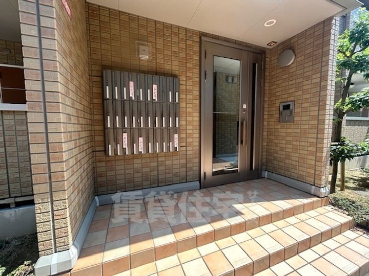 大阪府堺市西区鳳東町2丁の賃貸アパートの玄関