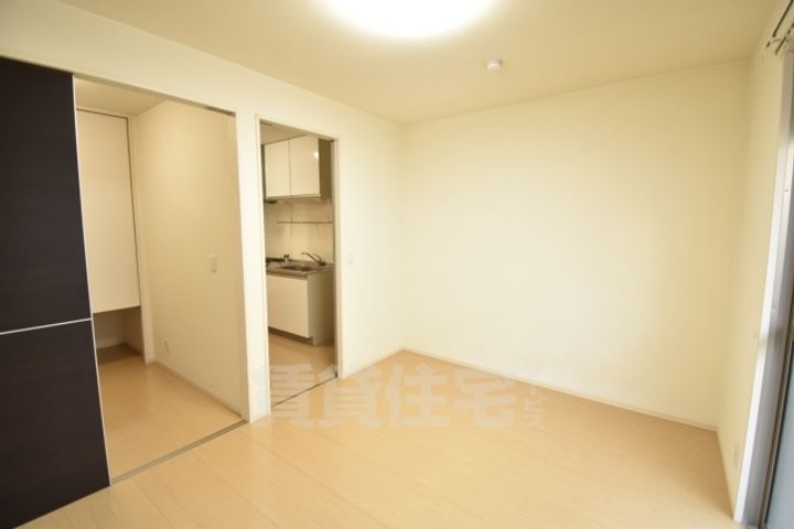 大阪府堺市西区鳳東町2丁の賃貸アパートの居間