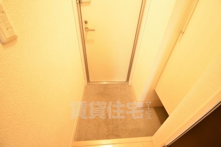 大阪府堺市西区鳳東町2丁の賃貸アパートの玄関