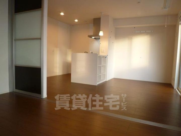 大阪府堺市堺区出島町4丁の賃貸アパートの居間