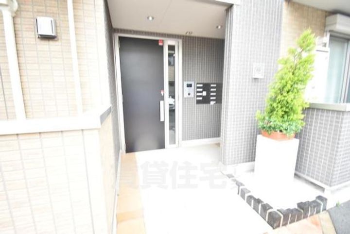 大阪府堺市堺区出島町4丁の賃貸アパートの玄関