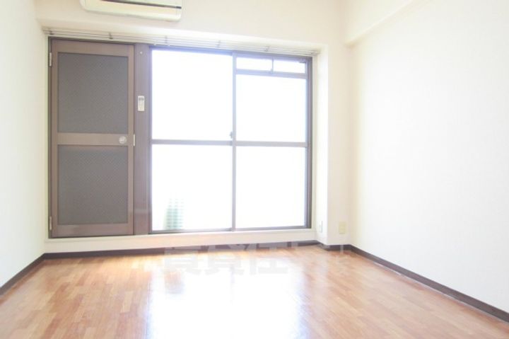 大阪府吹田市泉町5丁目の賃貸マンションの居間