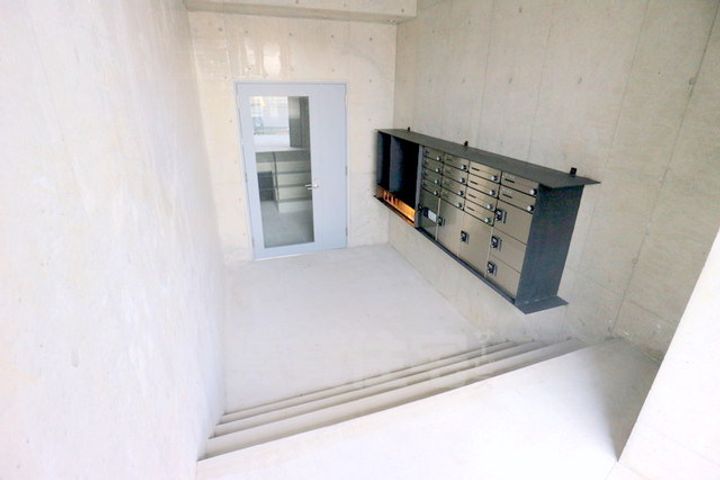 京都府京都市伏見区深草キトロ町の賃貸マンションの玄関