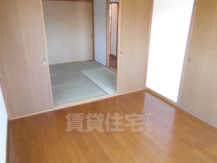 大阪府柏原市国分市場2丁目の賃貸マンションの居間