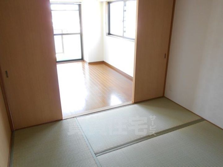 大阪府柏原市国分市場2丁目の賃貸マンションの居間