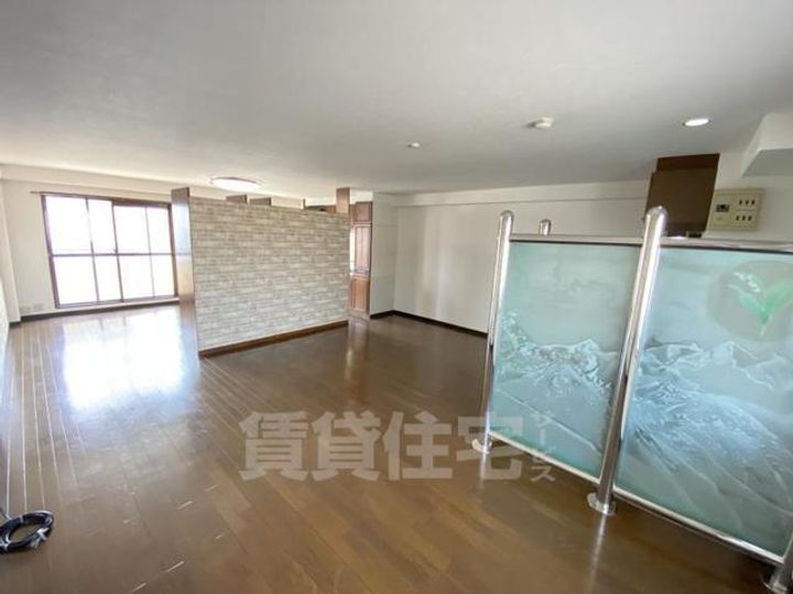 大阪府寝屋川市萱島信和町の賃貸マンションの居間