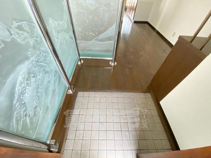 大阪府寝屋川市萱島信和町の賃貸マンションの玄関