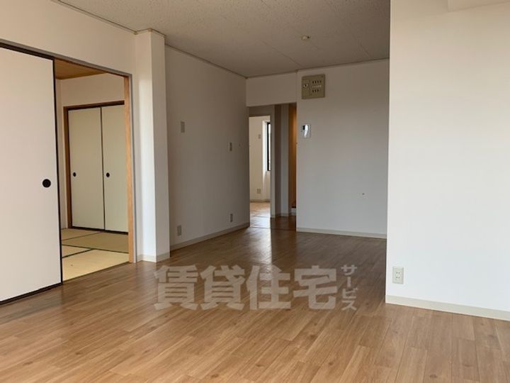 大阪府高槻市西冠3丁目の賃貸アパートの居間