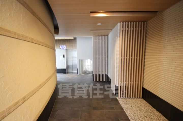大阪府堺市堺区車之町東1丁の賃貸マンションの玄関