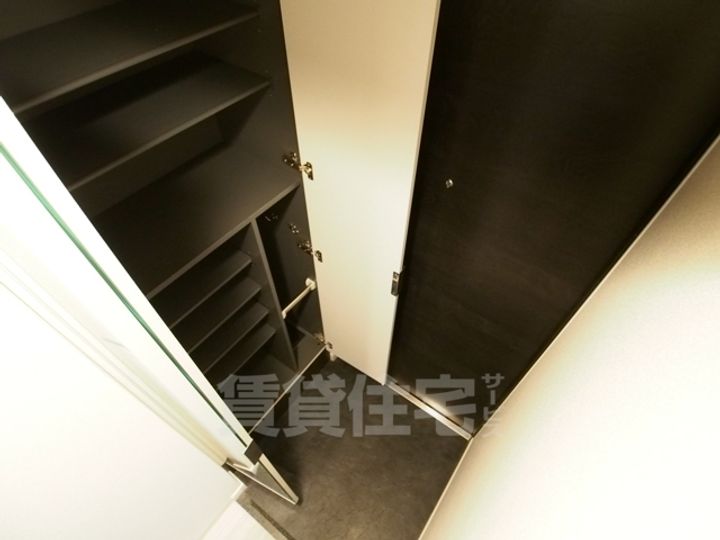 プレサンス広小路通パルスの玄関