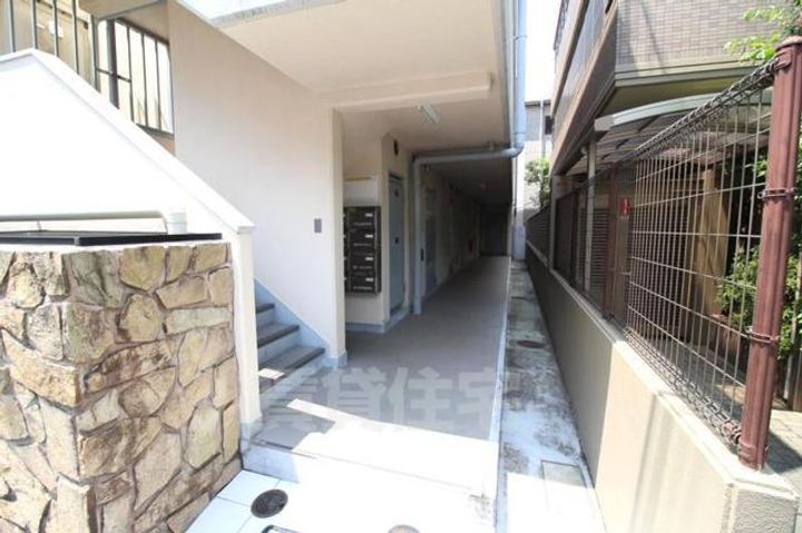 大阪府豊中市服部西町2丁目の賃貸マンションの玄関