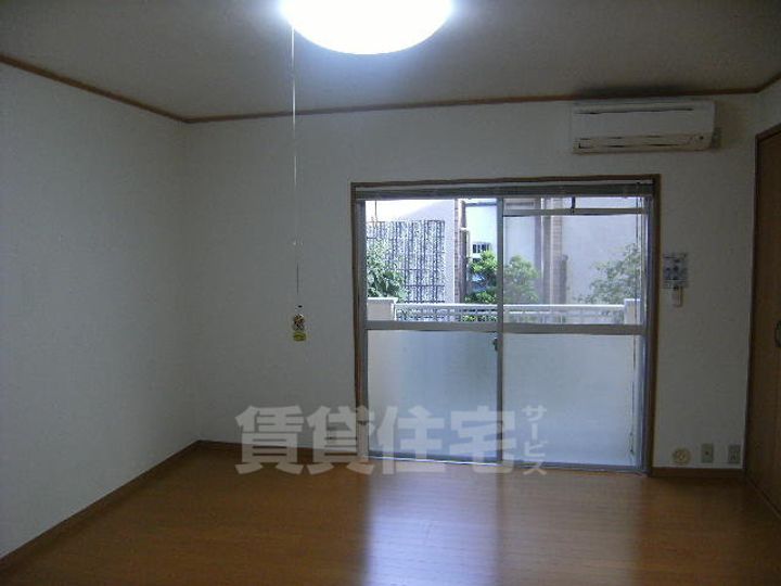 大阪府豊中市服部西町2丁目の賃貸マンションの居間