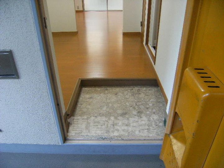 大阪府豊中市服部西町2丁目の賃貸マンションの玄関