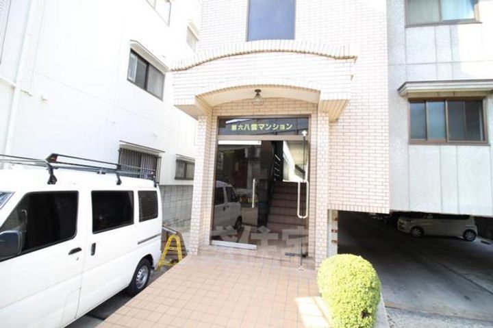 大阪府豊中市服部南町5丁目の賃貸マンションの玄関