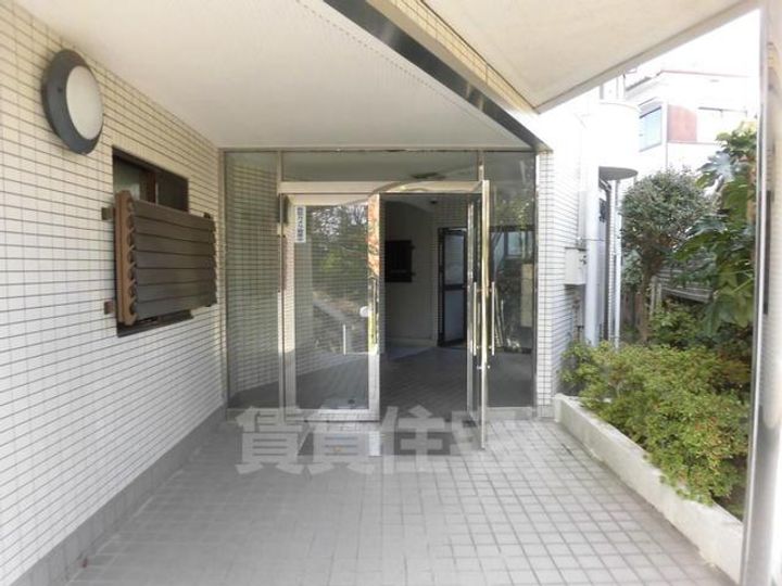 大阪府豊中市待兼山町の賃貸マンションの玄関