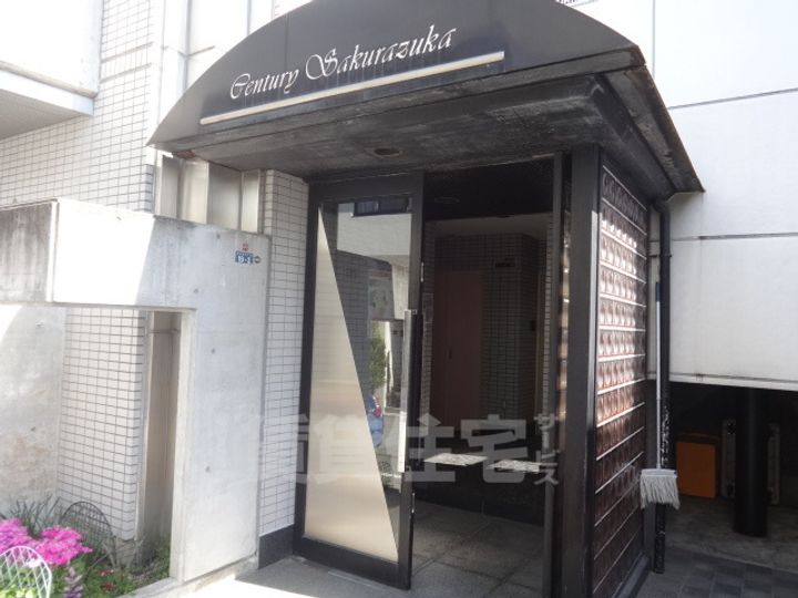 センチュリー桜塚の玄関
