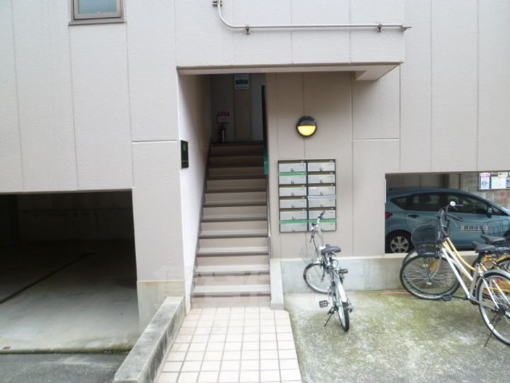 大阪府豊中市永楽荘2丁目の賃貸マンションの玄関