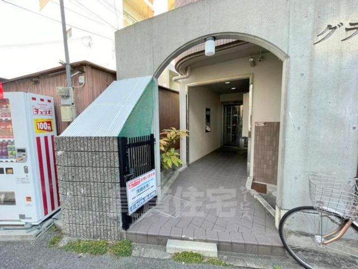 大阪府豊中市服部本町4丁目の賃貸マンションの玄関