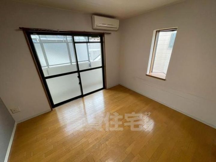 大阪府豊中市服部本町4丁目の賃貸マンションの居間