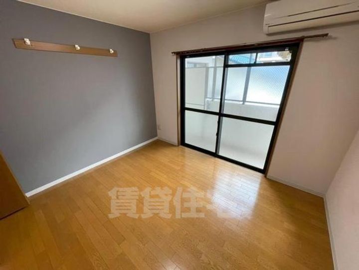 大阪府豊中市服部本町4丁目の賃貸マンションの居間