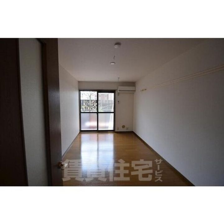 大阪府豊中市螢池中町3丁目の賃貸アパートの居間