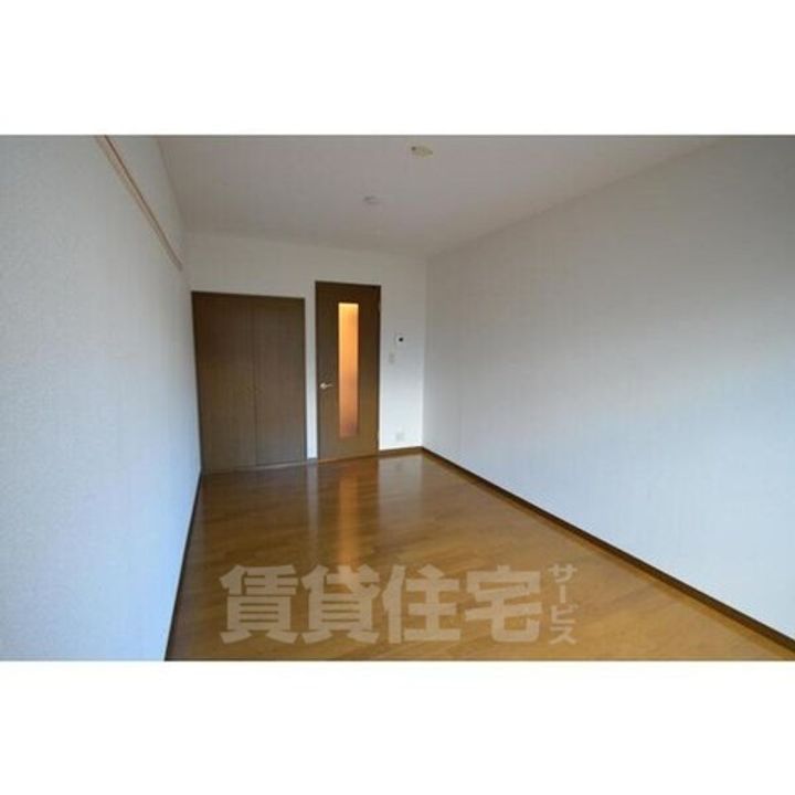 大阪府豊中市螢池中町3丁目の賃貸アパートの居間