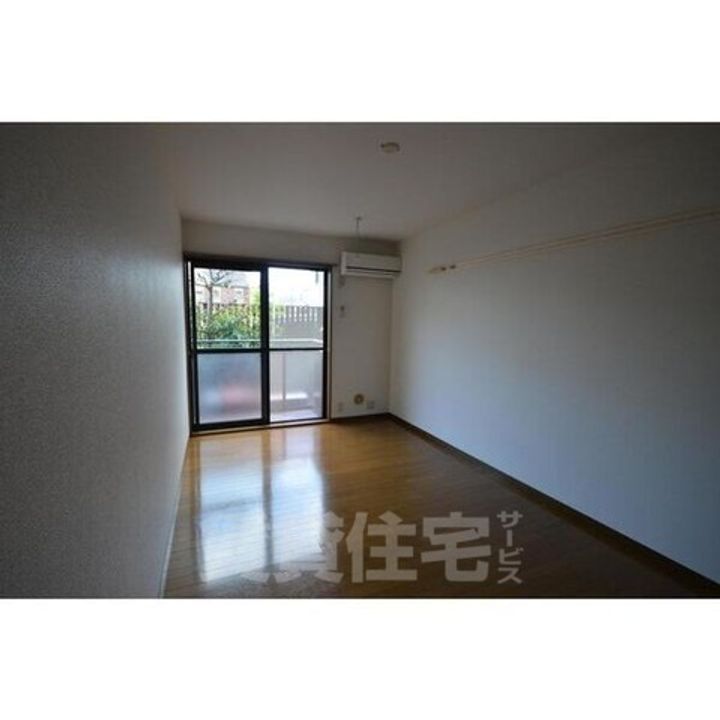 大阪府豊中市螢池中町3丁目の賃貸アパートの居間