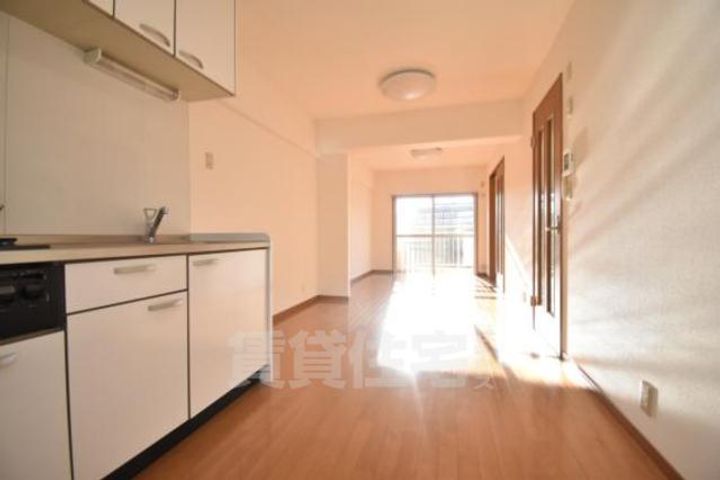 大阪府摂津市昭和園の賃貸アパートの居間