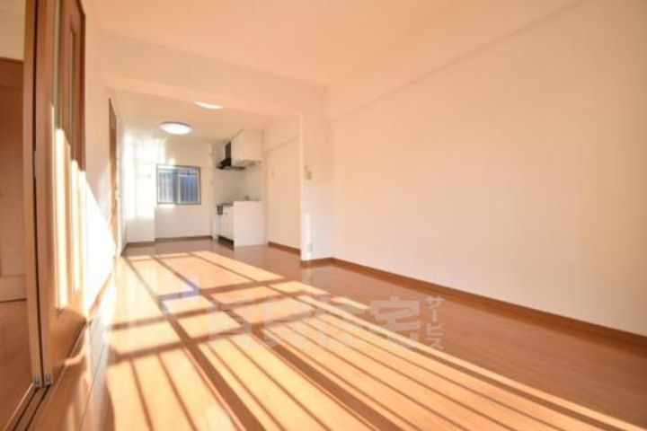 大阪府摂津市昭和園の賃貸アパートの居間