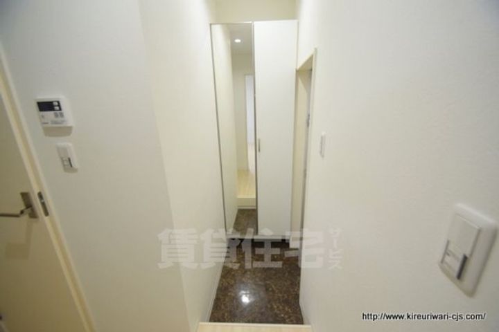 クローバーハイツ鷹合の玄関