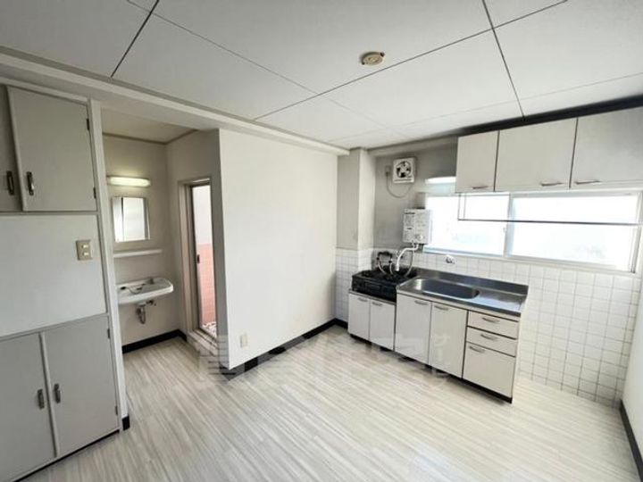 大阪府豊中市小曽根1丁目の賃貸マンションの内装