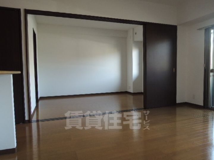 愛知県名古屋市瑞穂区八勝通2丁目の賃貸マンションの居間