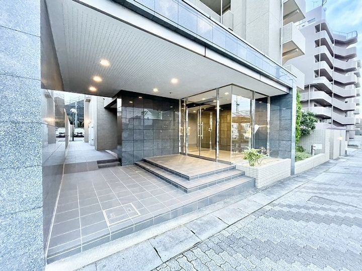 愛知県名古屋市瑞穂区八勝通2丁目の賃貸マンションの玄関