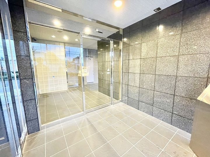 愛知県名古屋市瑞穂区八勝通2丁目の賃貸マンションの玄関