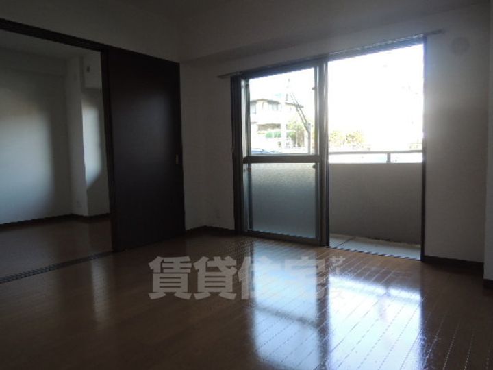 愛知県名古屋市瑞穂区八勝通2丁目の賃貸マンションの居間