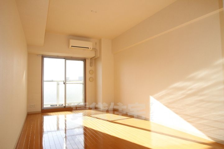 大阪府堺市堺区北花田口町2丁の賃貸マンションの居間