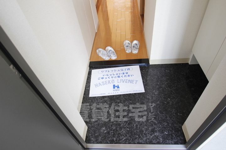 大阪府堺市堺区北花田口町2丁の賃貸マンションの玄関