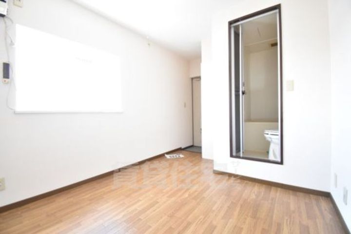 大阪府摂津市正雀4丁目の賃貸マンションの居間