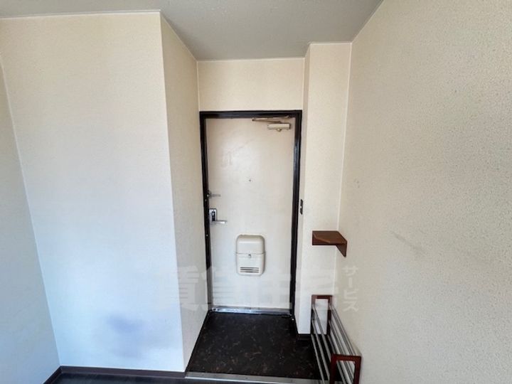 エナミビル大阪十三(エムコーポラス)の玄関