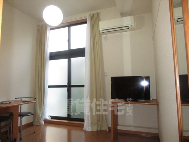 レオパレス滝の華の居間