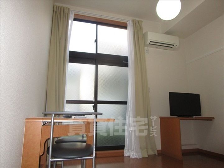 レオパレス滝の華の居間